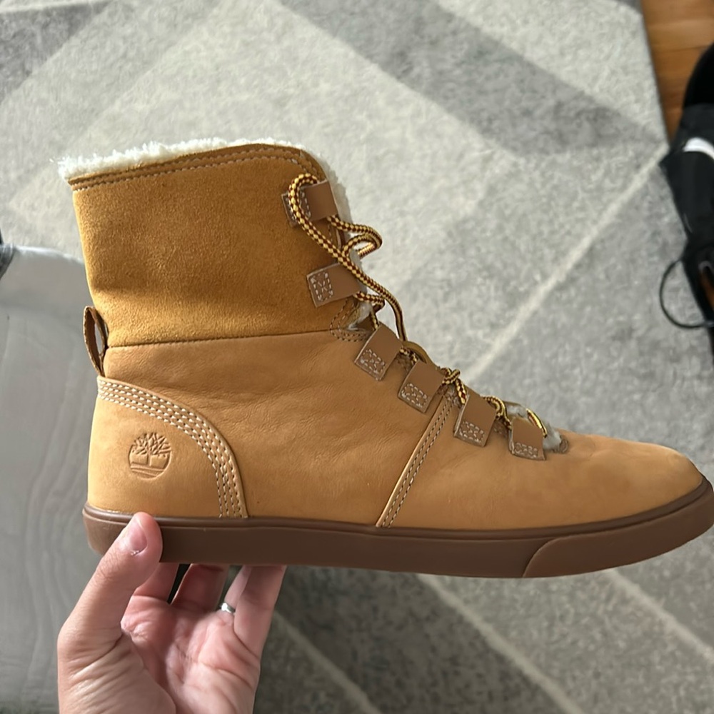 Timberland sneaker-boot. Women’s size 8.5.